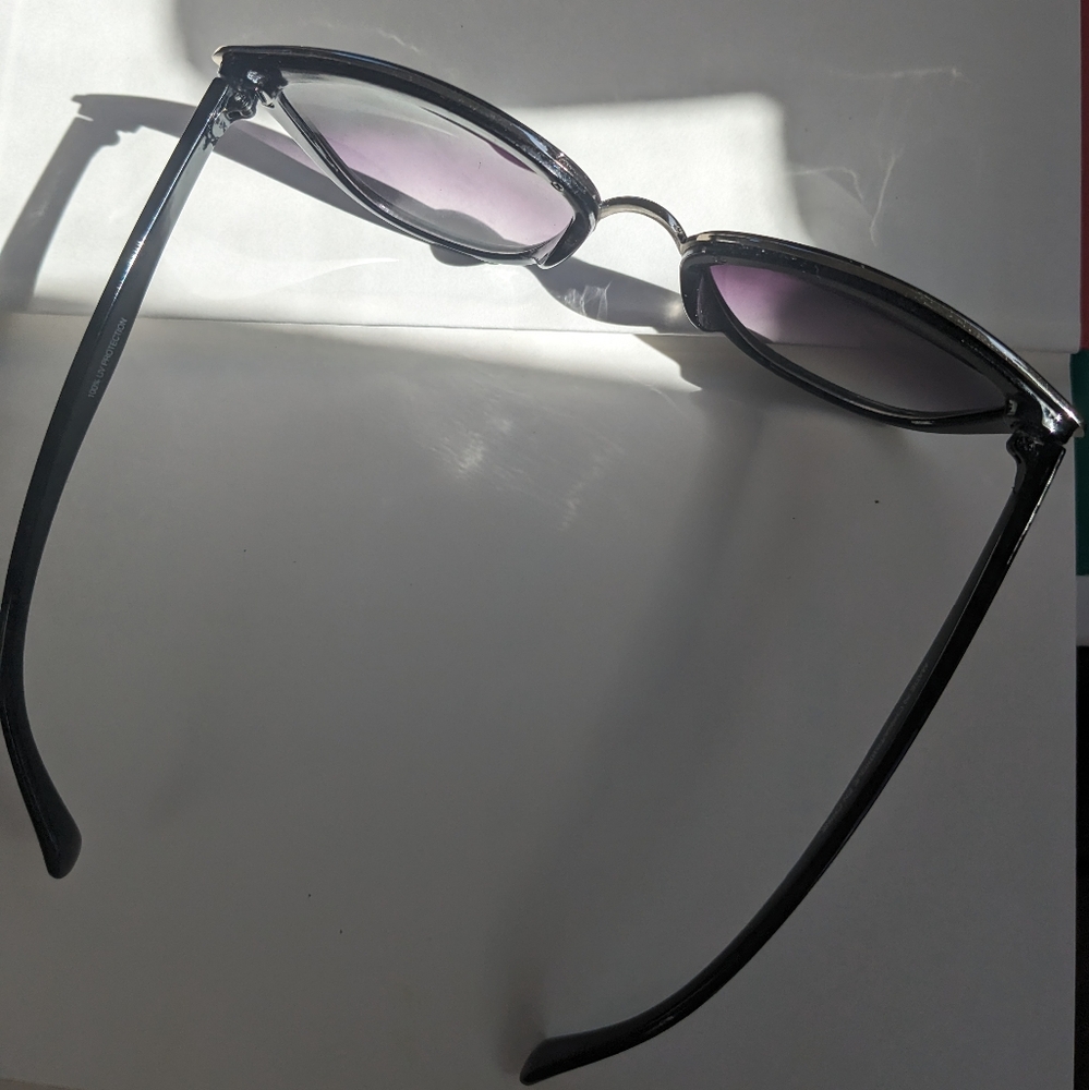 Stylish Sunglasses - Picture 2 of 5